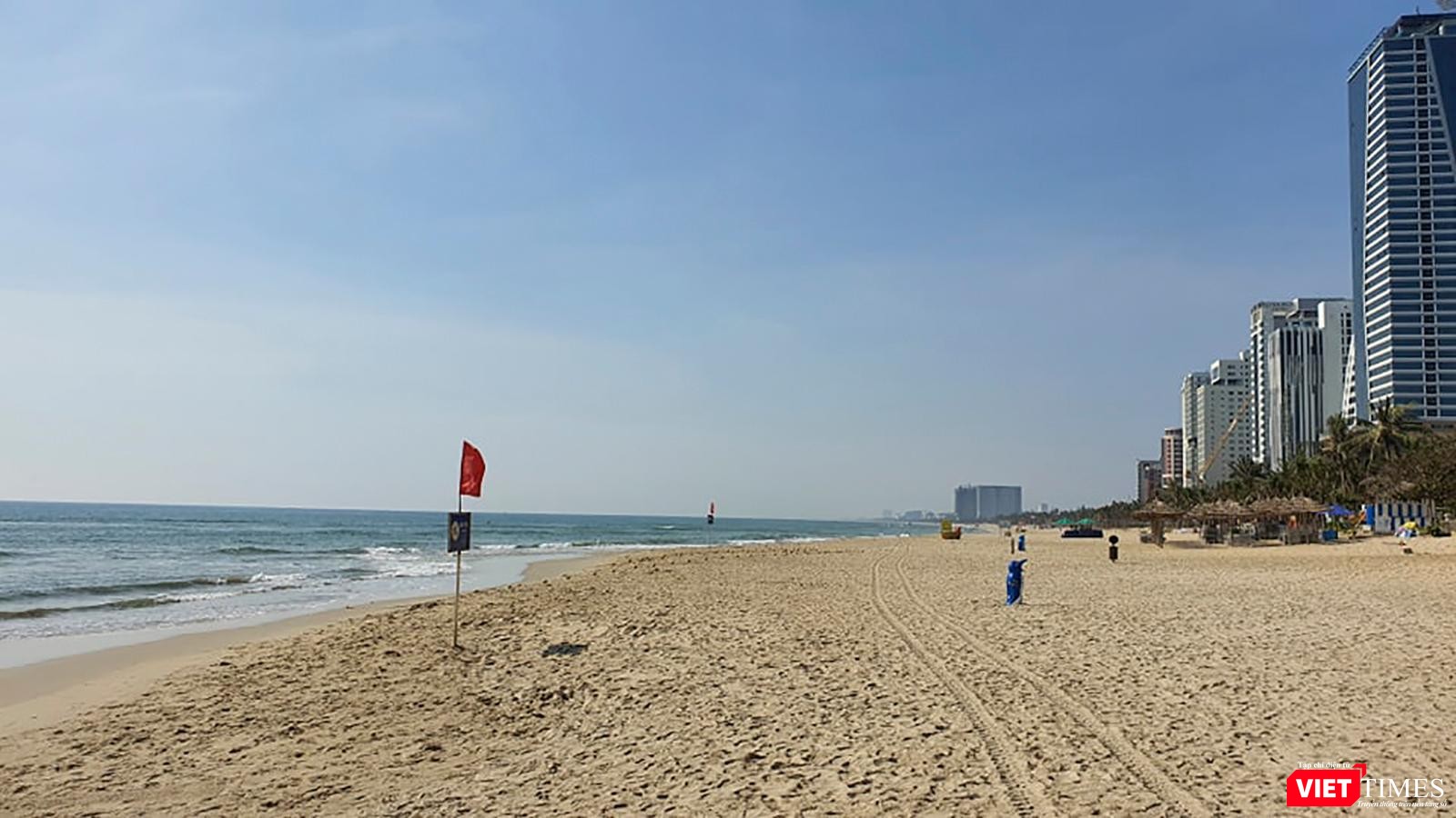 Bãi biển vắng bóng người