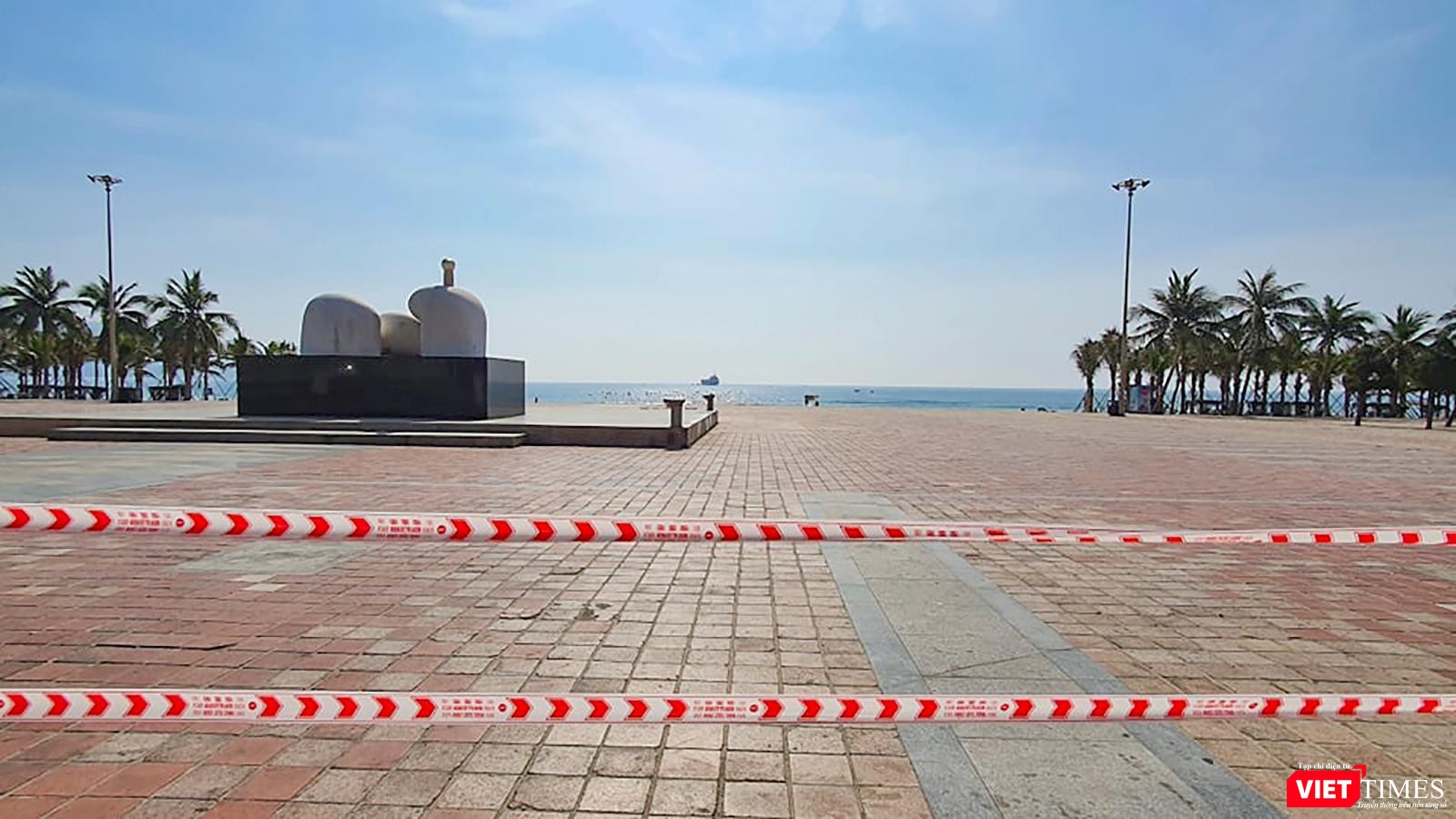 Công viên Biển Đông vắng bóng người