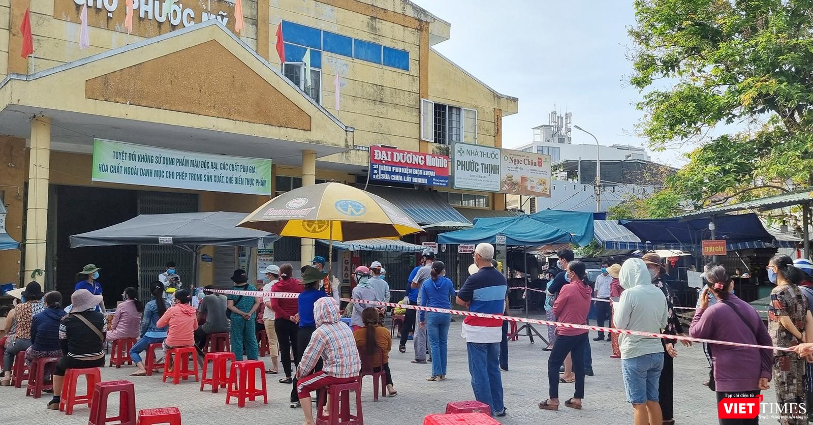 Các tiểu thương chợ Phước Mỹ (Đà Nẵng) được lấy mẫu xét nghiệm gộp và tuân thủ 5K (ảnh K.H)