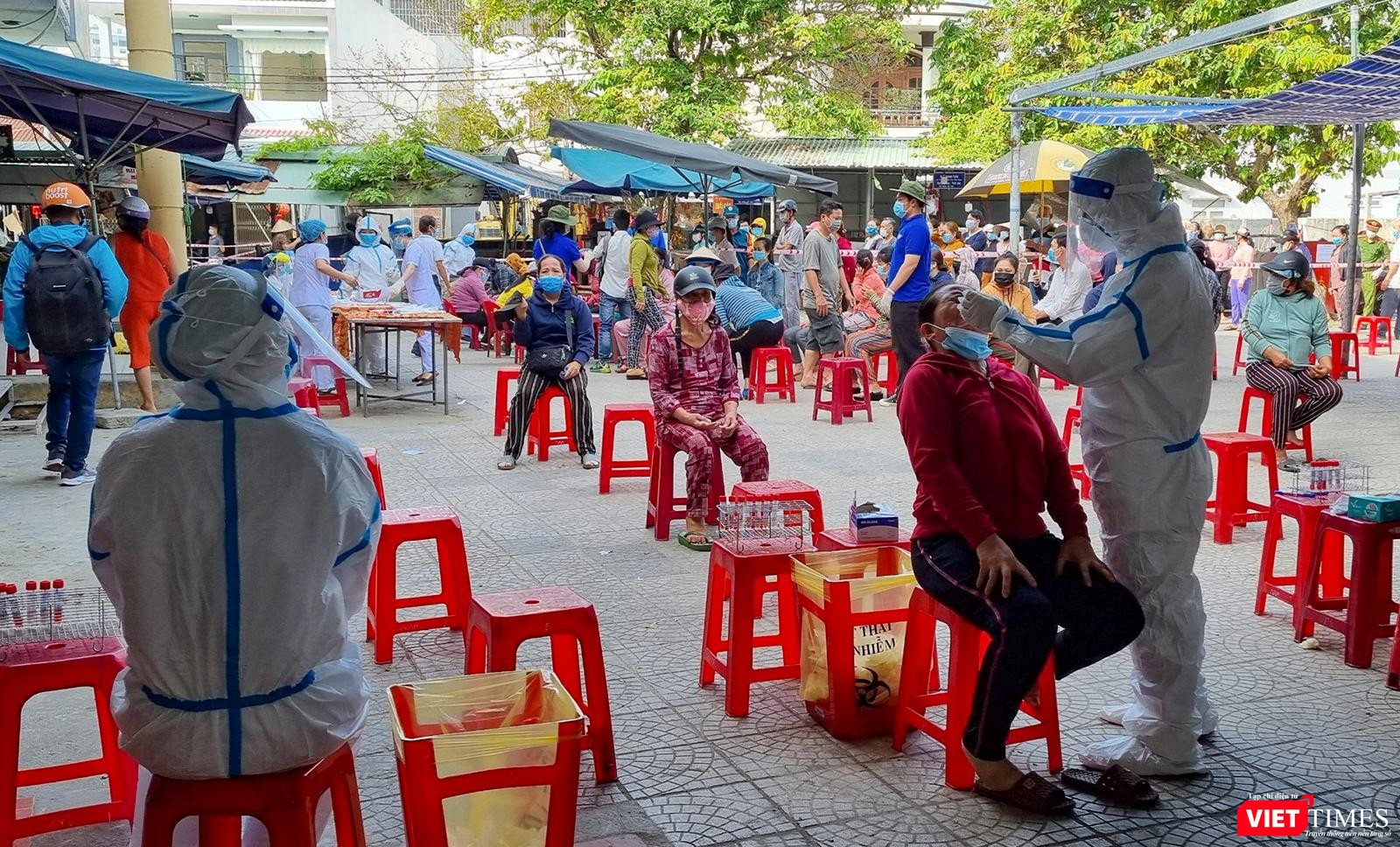 Lực lượng y tế lấy mẫu xét nghiệm COVID-19 cho người dân trên địa bàn TP Đà Nẵng Lực lượng y tế lấy mẫu xét nghiệm COVID-19 cho người dân trên địa bàn TP Đà Nẵng