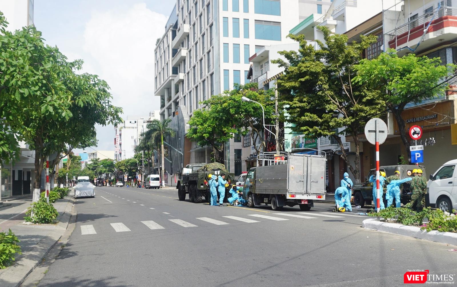 Đoạn đường dẫn đến vũ trường New Phương Đông bị phong toả để phun thuốc khử khuẩn Đoạn đường dẫn đến vũ trường New Phương Đông bị phong toả để phun thuốc khử khuẩn