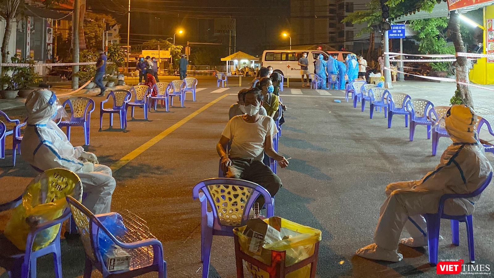 Lực lượng y tế lẫy mẫu xét nghiệp SARS-CoV-2 cho công nhân và người dân tại Khu công nghiệp An Đồn (Đà Nẵng)