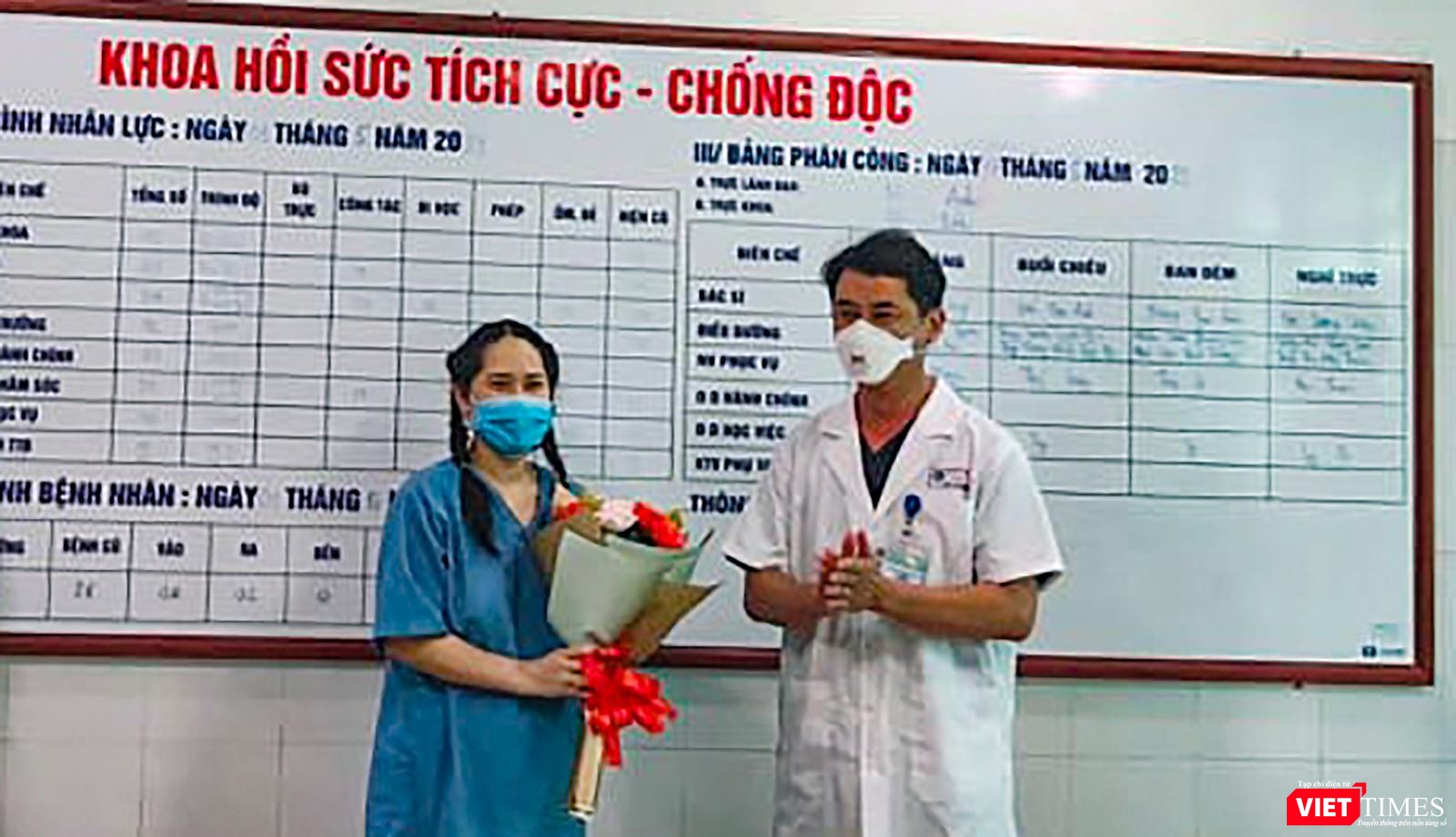 S.Bác sĩ Lê Đức Nhân - Giám đốc Bệnh viện Đà Nẵng tặng hoa cho nữ điều dưỡng sau khi đã bình phục (ảnh AD)