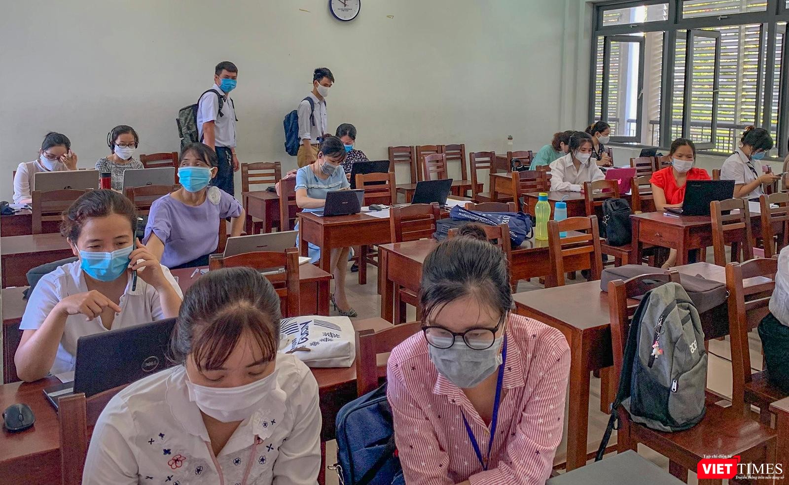 Thầy cô trường THPT Phan Châu Trinh (Đà Nẵng) điều hành thi học kỳ 2 trực tuyến qua vnEdu LMS của VNPT (Ảnh: Trịnh Quang) Thầy cô trường THPT Phan Châu Trinh (Đà Nẵng) điều hành thi học kỳ 2 trực tuyến qua vnEdu LMS của VNPT (Ảnh: Trịnh Quang)