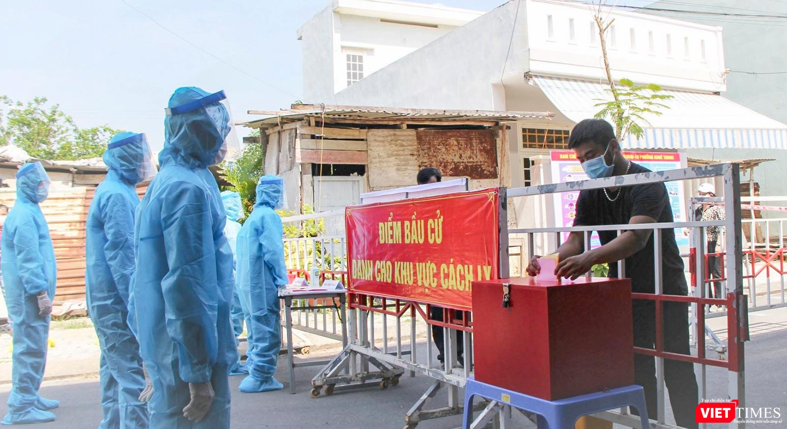 Một điểm bỏ phiếu bầu cử tại khu vực cách ly COVID-19 ở Đà Nẵng
