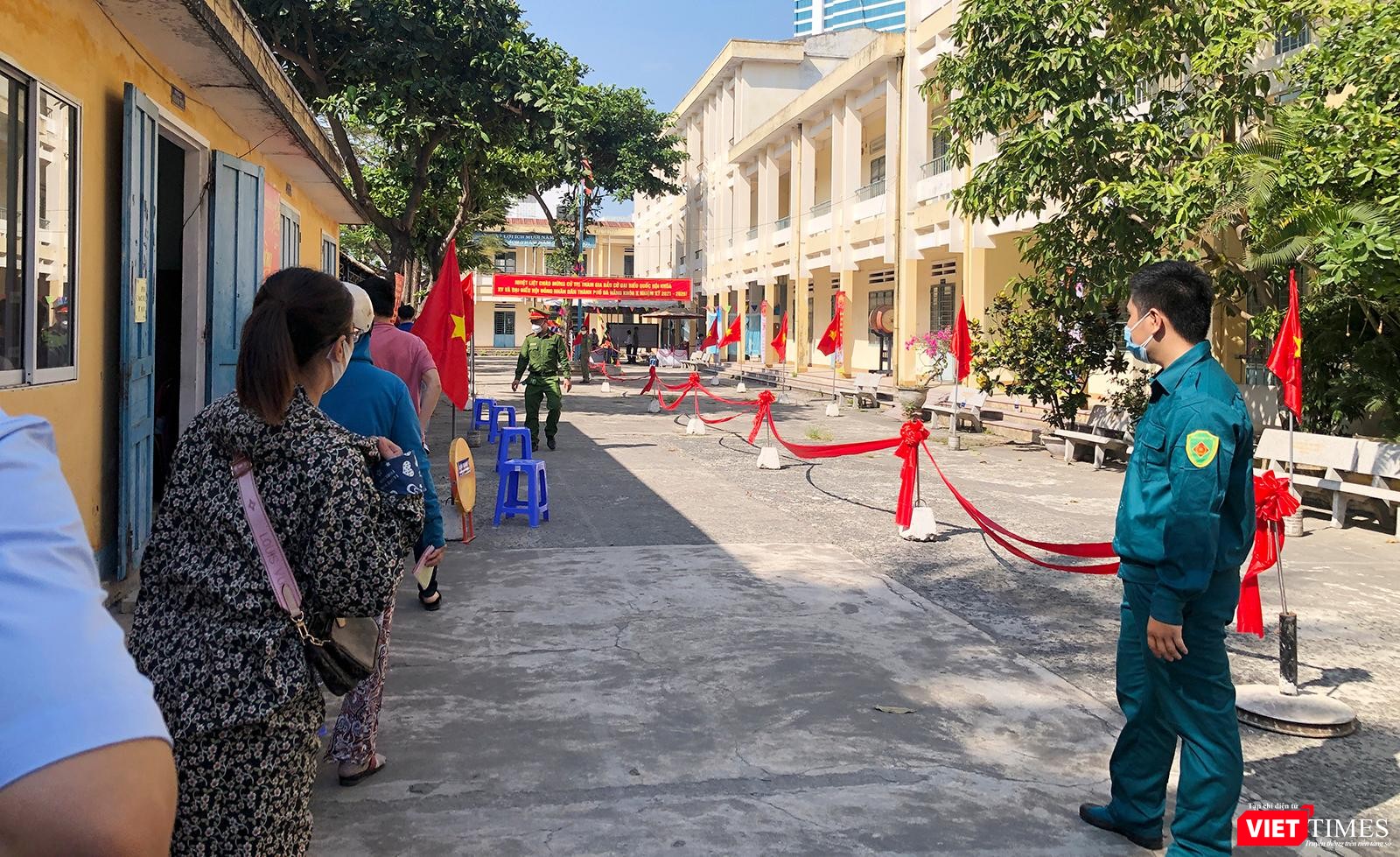 Người dân đi bỏ phiếu tuân thủ quy định giãn cách phòng dịch (Ảnh Xuân Mai)