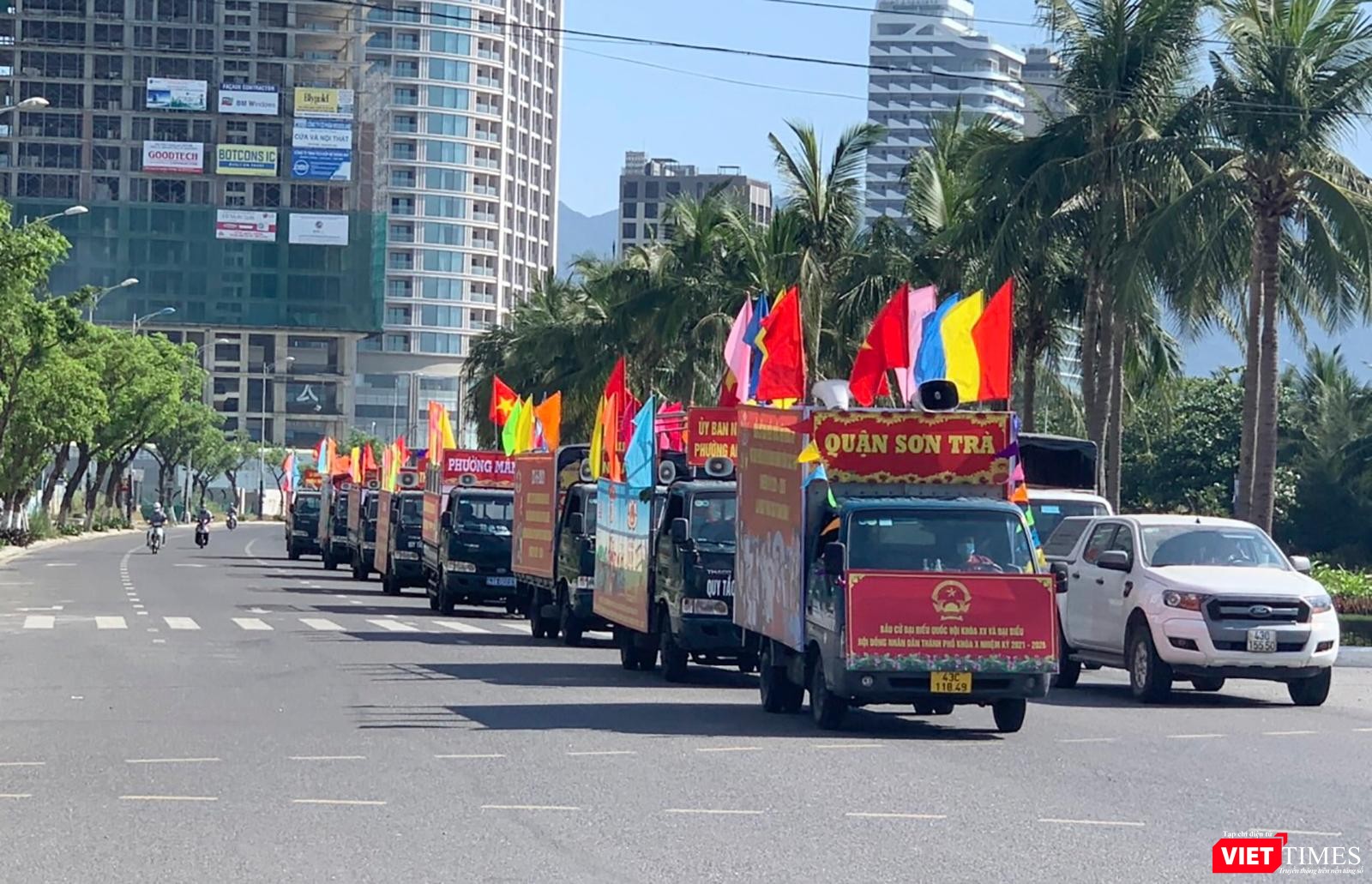 Xe cổ động cho hoạt động bầu cử diễu hành trên các con phố (ảnh Như Hoa)