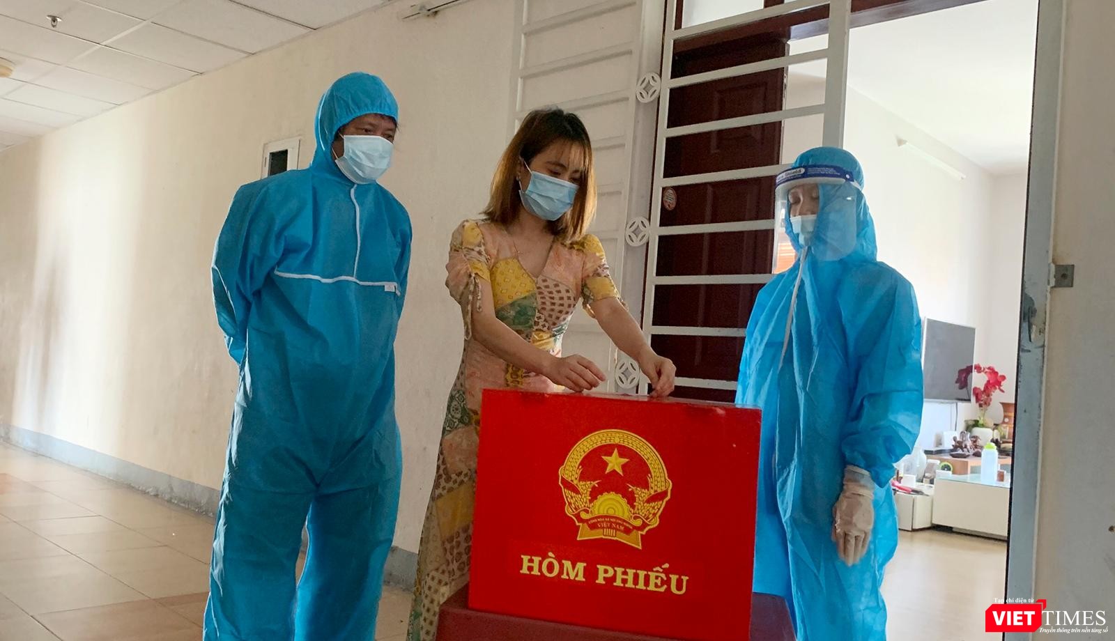 Người dân tại các khu cách ly thực hiện quyền và nghĩa vụ của mình (Ảnh Khánh Hưng)