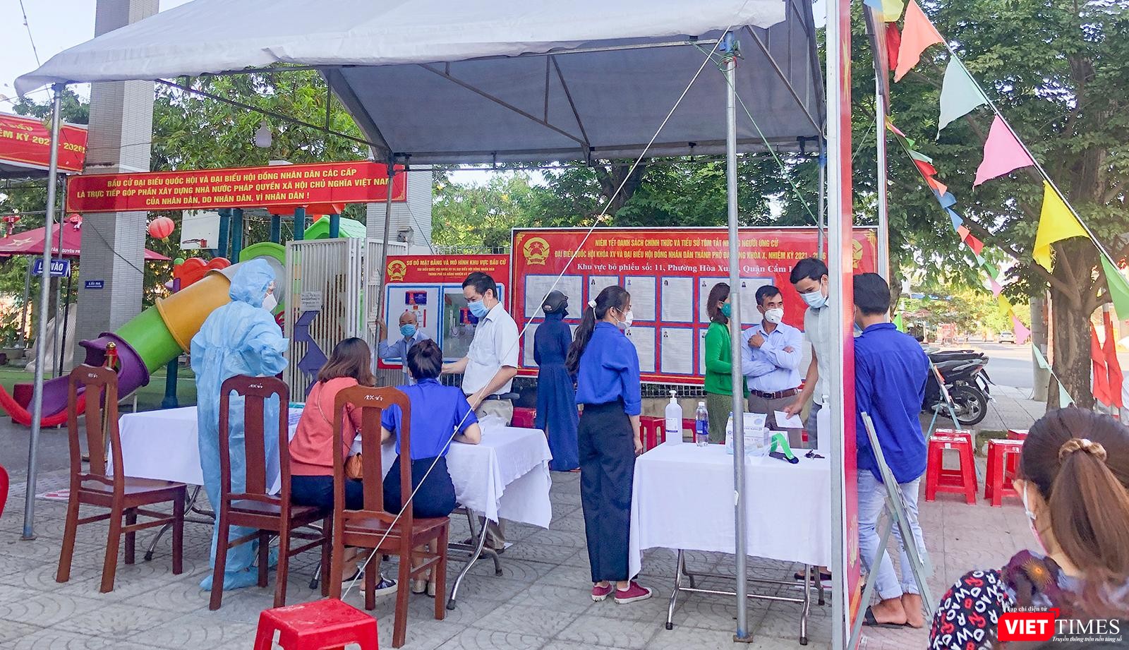 Nhân viên y tế làm nhiệm vụ tại điểm bỏ phiếu trên địa bàn phường Hoà Xuân, Cẩm Lệ (Ảnh Xuân Mai)