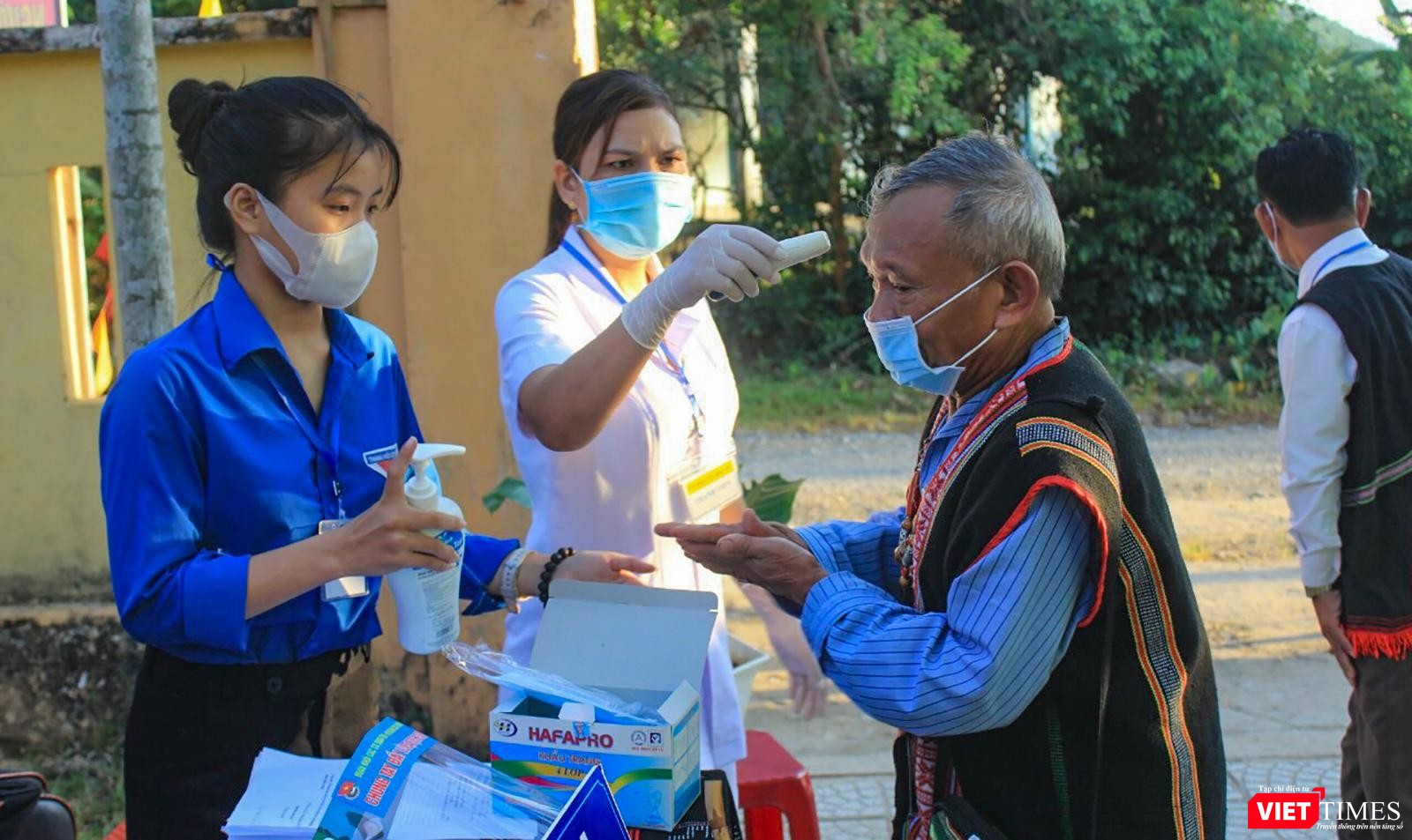 Đồng bào người Cơ Tu đi bỏ phiếu tại điểm bỏ phiếu Thôn Tà Lang -Giàn Bí (xã Hoà Bắc, huyện Hoà Vang, TP Đà Nẵng ) (Ảnh: Thy Phượng)