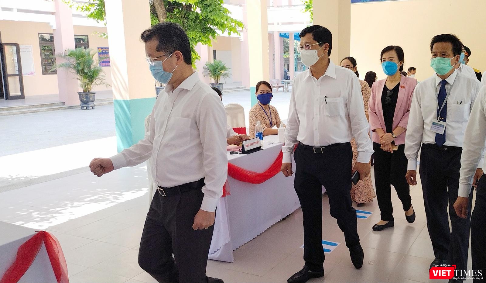 Lãnh đạo TP Đà Nẵng đi bỏ phiếu (Ảnh:Anh Đào)