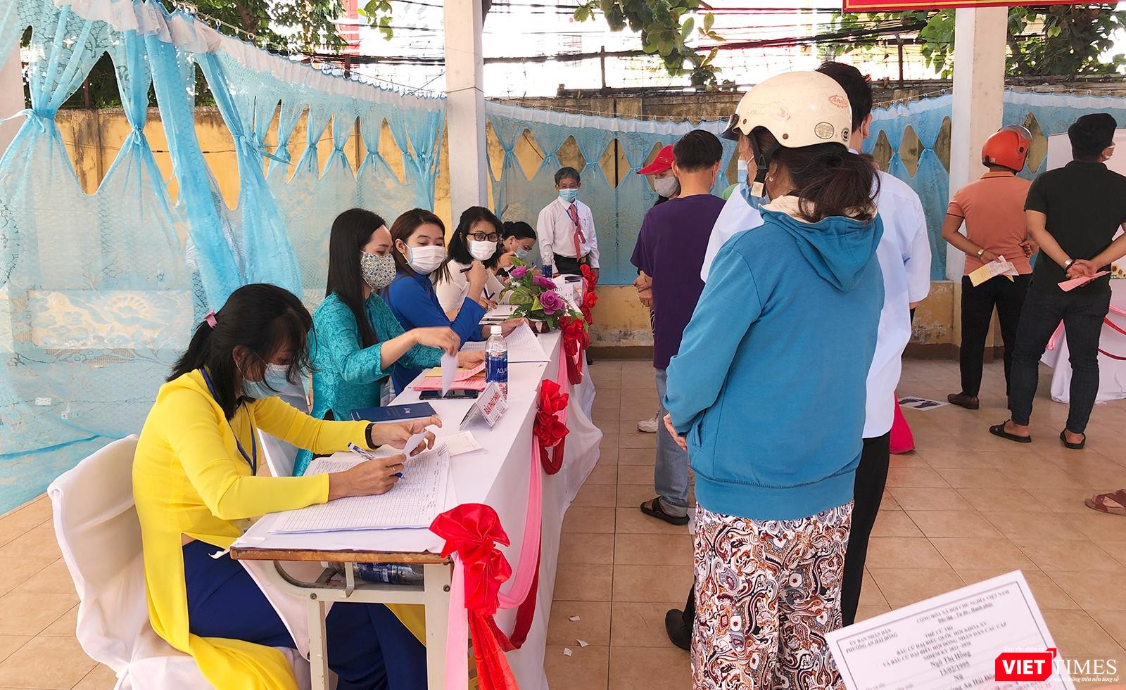 Xếp hàng lần lượt (Ảnh Xuân Mai)