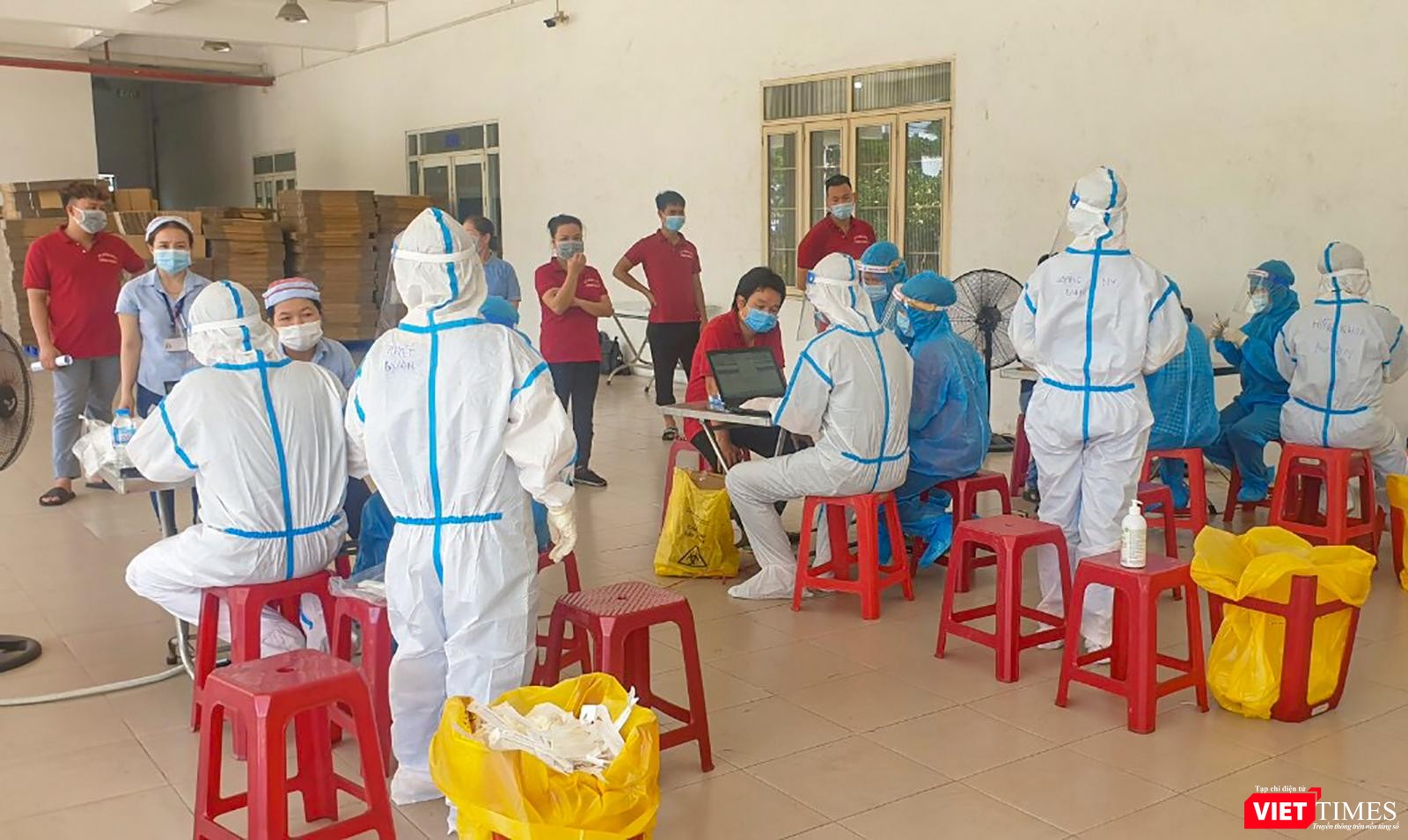 Lực lượng y tế Đà Nẵng lấy mẫu xét nghiệm COVID-19 cho toàn bộ công nhân tại các Khu công nghiệp trên địa bàn TP để truy vết dịch Lực lượng y tế Đà Nẵng lấy mẫu xét nghiệm COVID-19 cho toàn bộ công nhân tại các Khu công nghiệp trên địa bàn TP để truy vết dịch