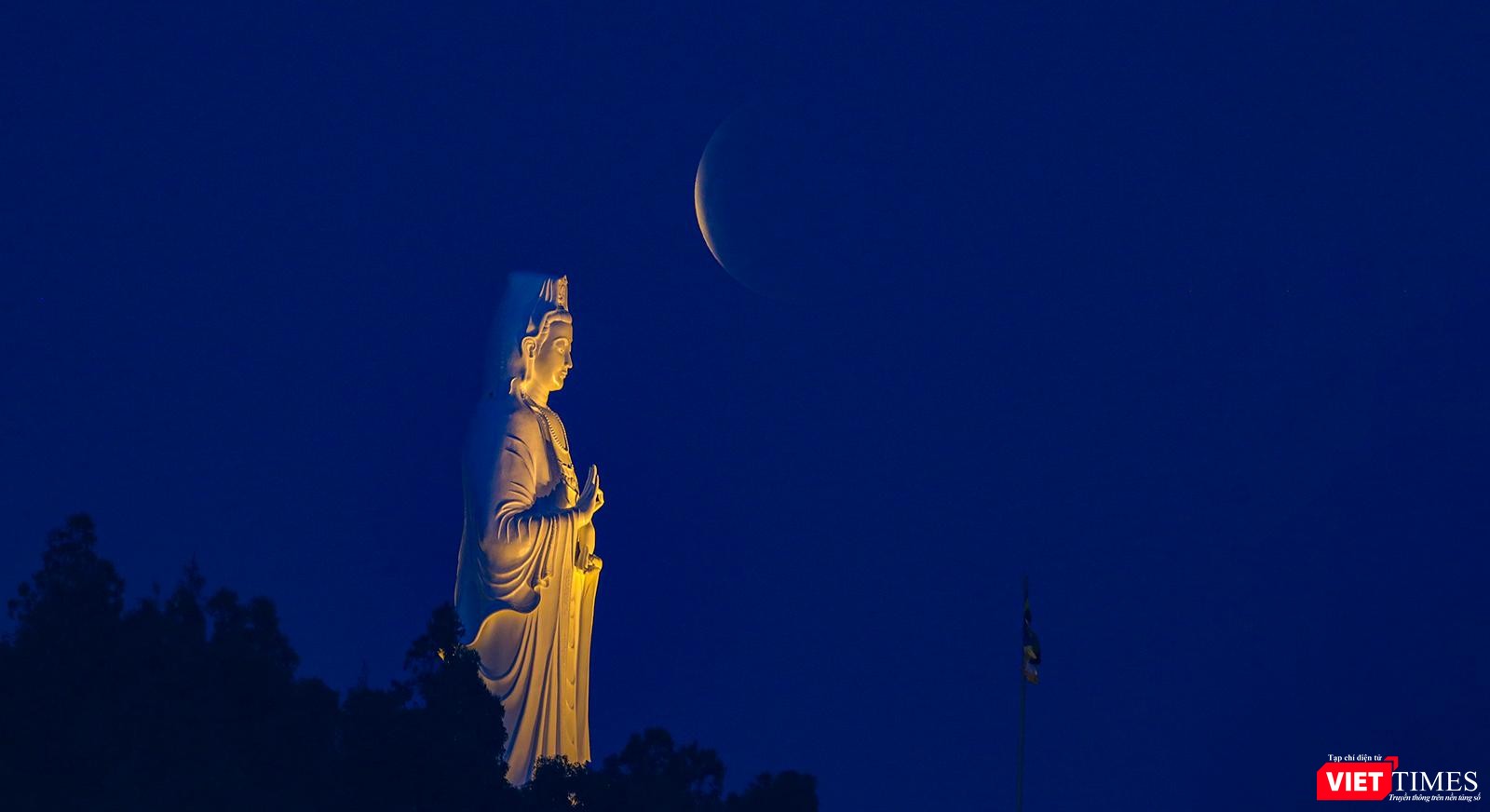 Hiện tượng được ghi lại bằng kỹ thuật chồng ảnh bên cạnh tượng Phật Quán Thế Âm tại Chùa Linh Ứng Sơn Trà (Đà Nẵng)