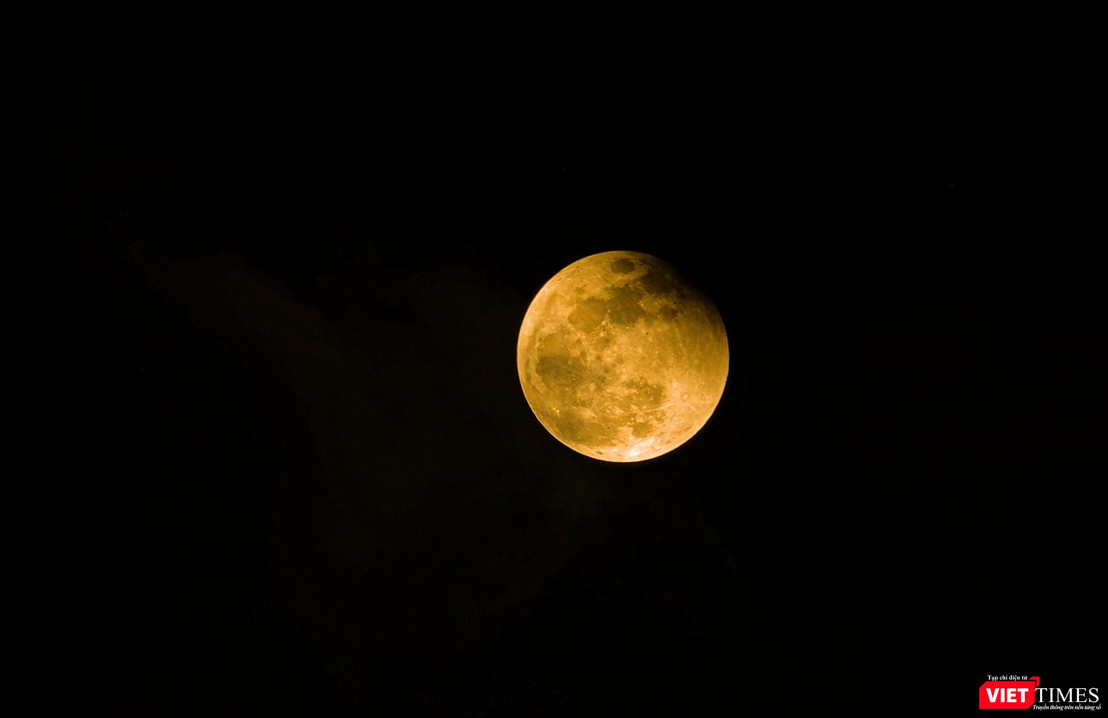 Đến khoảng 20h10, mặt trăng dần trở lại bình thường