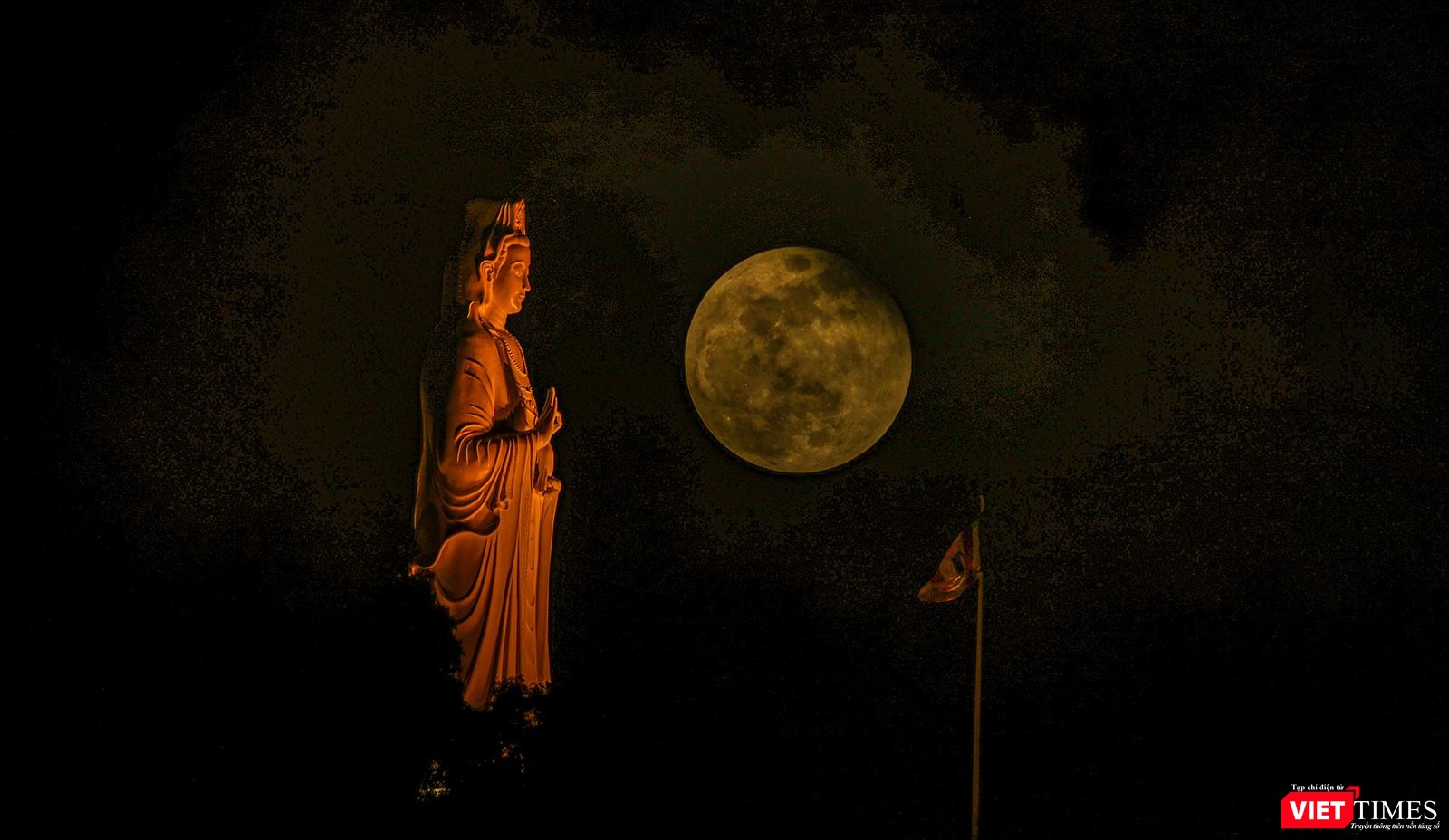 Và đến 20h15, mặt trăng gần như đạt kích thước cực đại