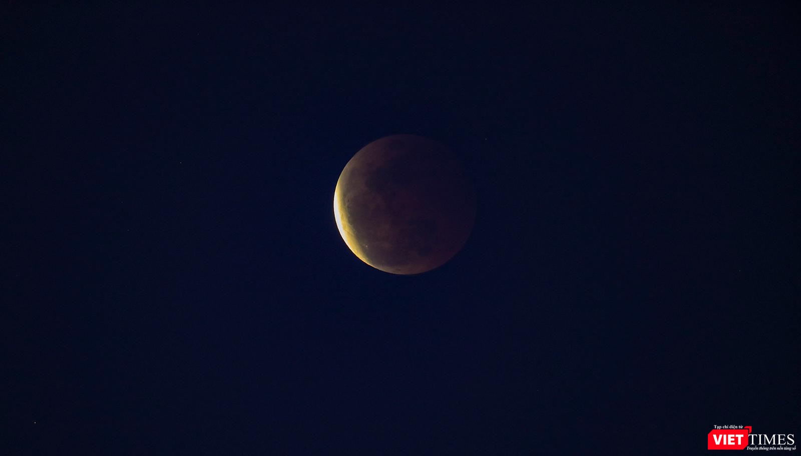 Mặt trăng dần chuyển sang màu đỏ khi ánh sáng mặt trời chiếu qua