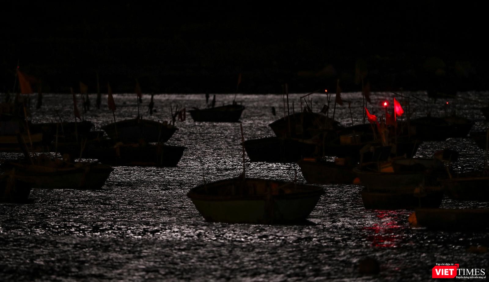 Biển Đà Nẵng như dát bạc