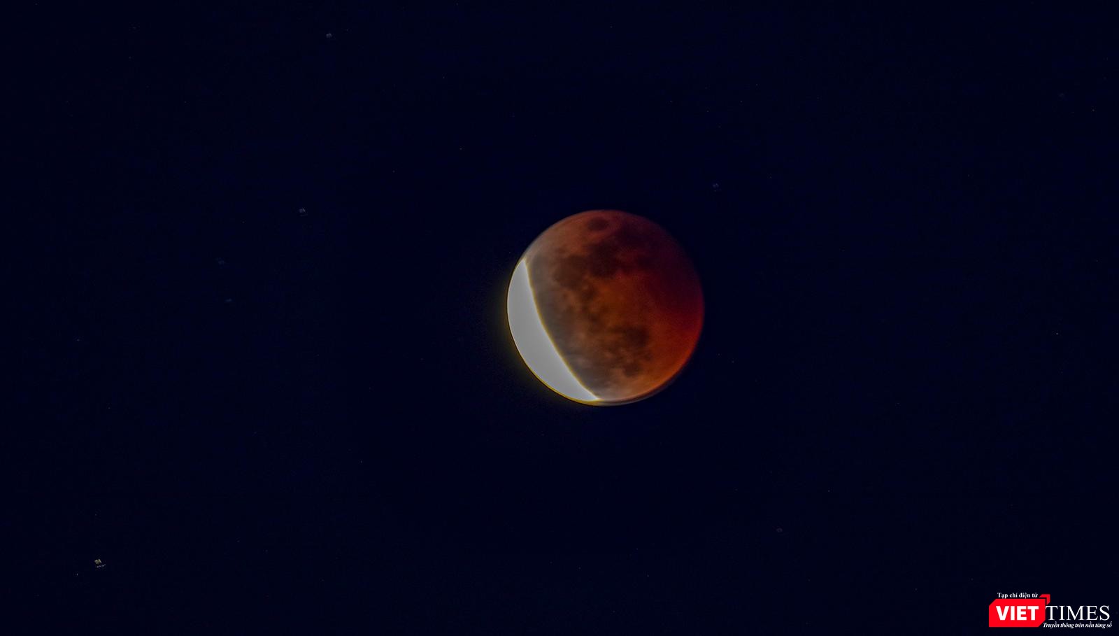 Mặt trăng ửng đỏ khi cường độ ánh sáng mặt trời chiếu đến mặt trăng