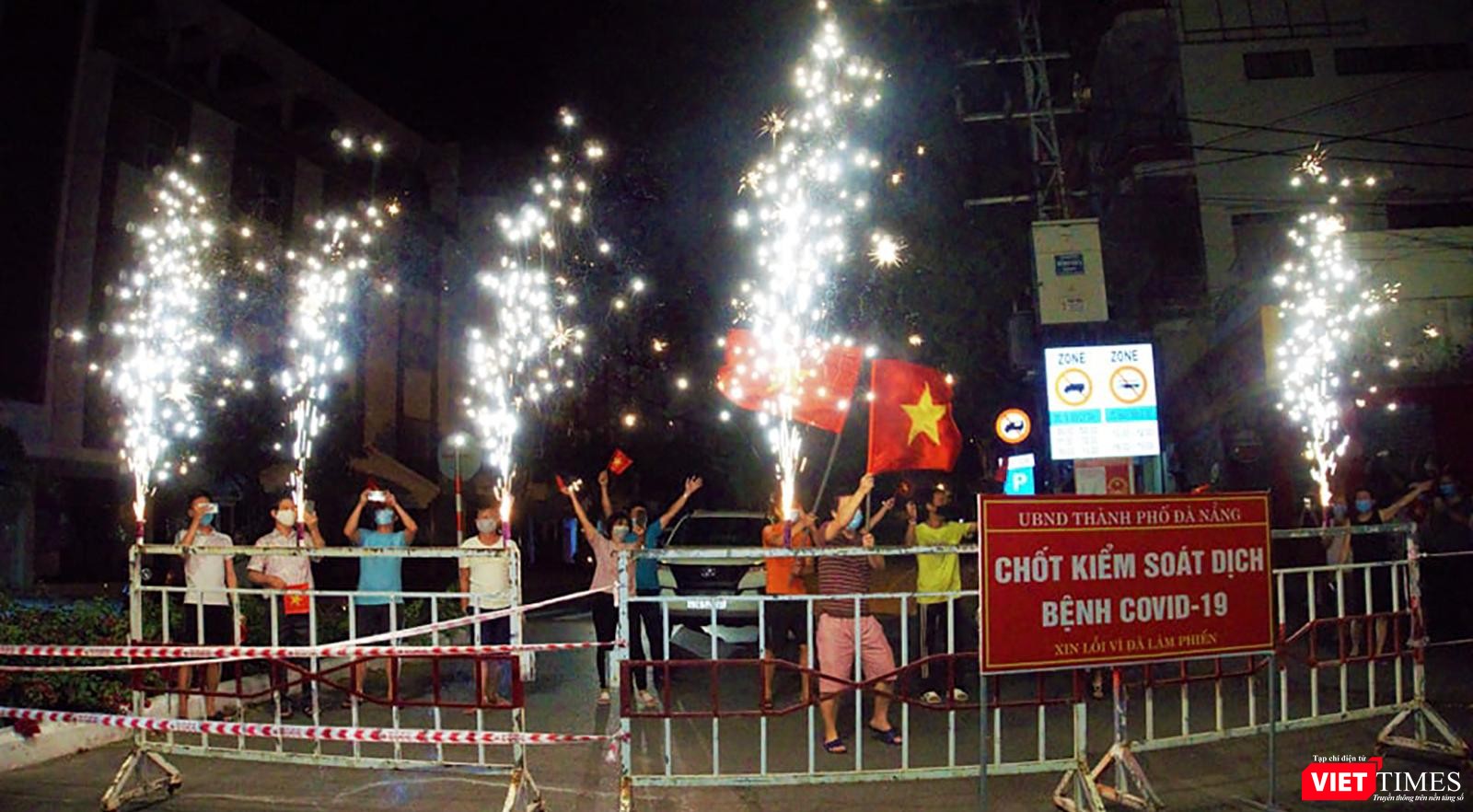 Người dân sinh sống gần khu vực vũ trường New Phương Đông (quận Hải Châu, Đà Nẵng) vui mừng khi lệnh tháo dỡ phong toả có hiệu lực (Ảnh G.H)