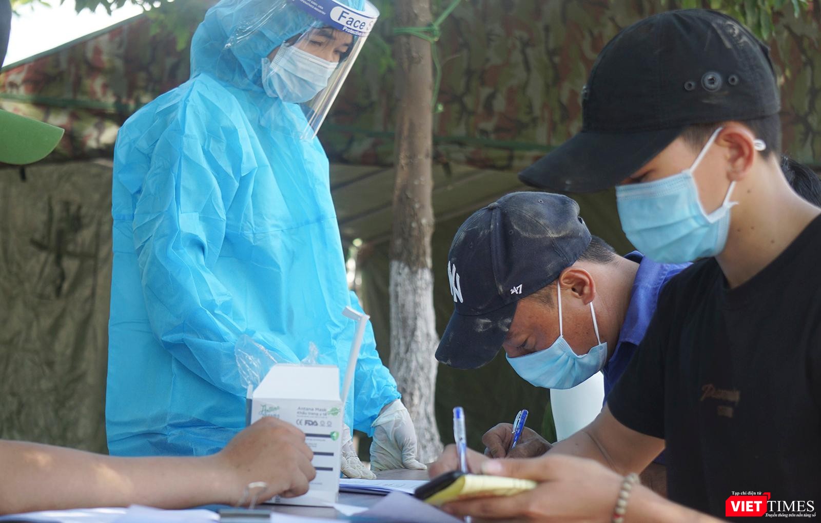 Và sử dụng cả tờ khai điện tử Và sử dụng cả tờ khai điện tử