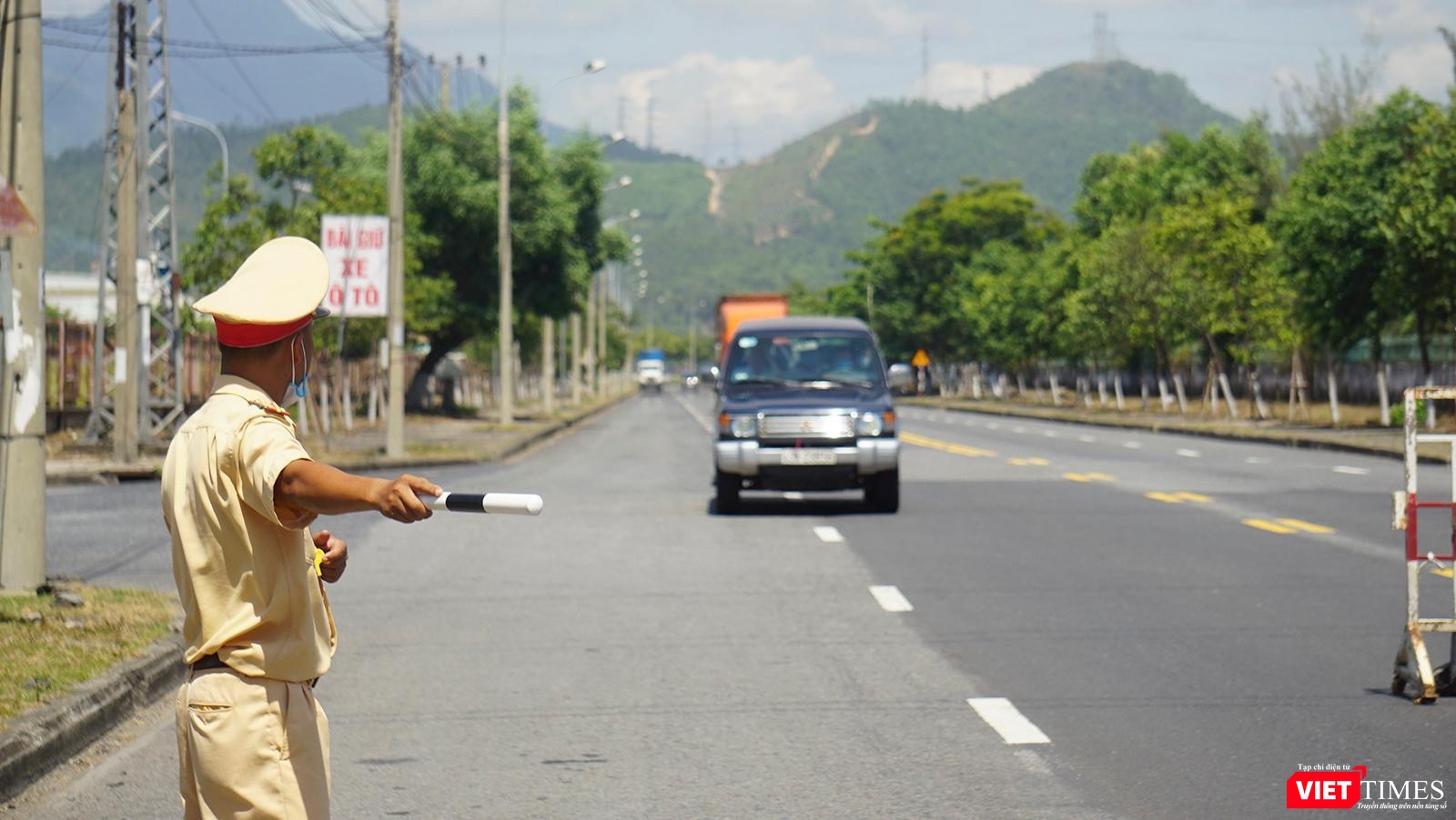 CSGT hướng dẫn phương tiện vào khai báo y tế tại chốt kiểm soát CSGT hướng dẫn phương tiện vào khai báo y tế tại chốt kiểm soát