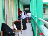 Trước giờ l&agrave;m b&agrave;i, gi&aacute;m thị coi thi kiểm tra khu vực ph&ograve;ng thi 