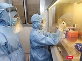 Bệnh nhân 91 phi công người Anh được xét nghiệm COVID-19 hàng ngày để xác định virus SARS-CoV-2 (Ảnh: BYT)