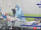 Các bác sĩ đang điều trị cho bệnh nhân 91 tại Khoa Hồi sức cấp cứu BV Chợ Rẫy