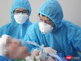 BS Trần Thanh Linh đang khám cho bệnh nhân 91 tại Khoa HSCC - BV Chợ Rẫy 