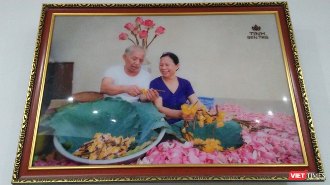 Vợ chồng nghệ nhân Ngô Văn Xiêm trong một bức ảnh đặt tại phòng khách.