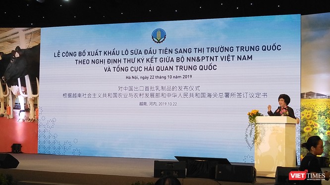 Chủ tịch Tập đoàn TH - bà Thái Hương - phát biểu tại buổi lễ 
