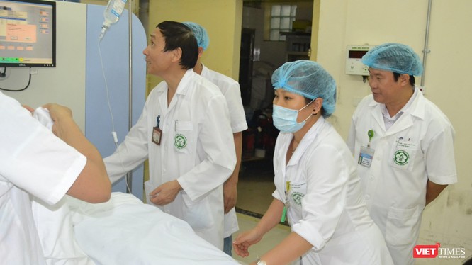 GS.TS. Mai Trọng Khoa (đứng giữa) đang áp dụng các phương pháp điều trị hiện đai cho bệnh nhân ung thư