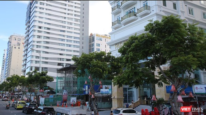 Qua kiểm tra, cơ quan chức năng phát hiện có 17/55 công trình nhà hàng, quán tạm tại khu vực ven biển trên địa bàn quận Sơn Trà được fun88 việt nam phép.