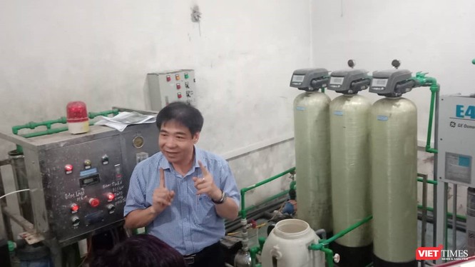 TS. Lê Thanh Hải tại căn phòng thực nghiệm khoa học về hệ thống lọc nước RO của Bệnh viện đa khoa tỉnh Hòa Bình.