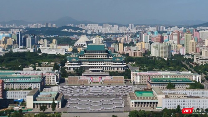 Quảng trường Kim Nhật Thành nhìn từ tháp Juche. Ảnh: Minh Hường