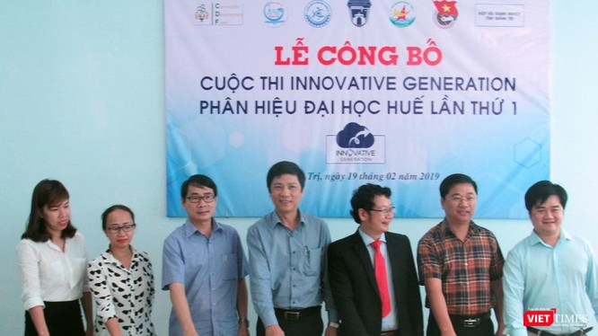 Ban Tổ chức nhấn nút khởi động Công bố cuộc thi.