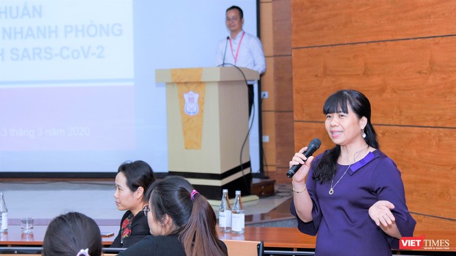 GS.TS. Lê Thị Hương giải đáp các thắc mắc của sinh viên về dịch COVID-19.