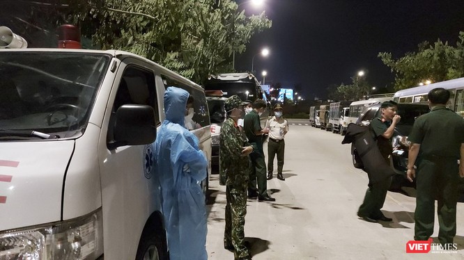 Lực lượng y tế, quân đội và kiểm soát bệnh tật đón đoàn công dân từ Malaysia về nước tại Sân bay quốc tế Đà Nẵng