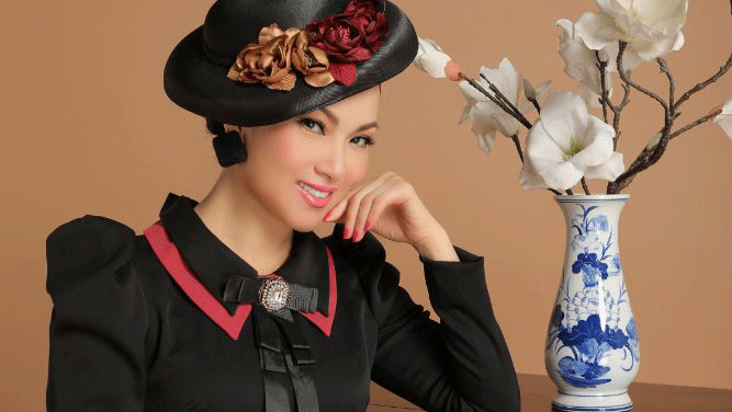 Ca sĩ Hà Phương đẹp viên mãn với sự kết hợp Đông và Tây trong áo dài cách tân (Ảnh: Hứa Quý Long) 