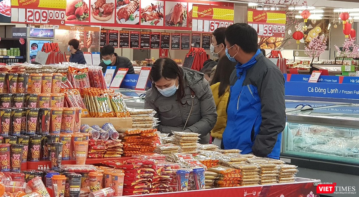 Chùm ảnh siêu thị ngày 28 Tết nhộn nhịp như chưa có dịch Covid-19, vài em bé không đeo khẩu trang ảnh 16