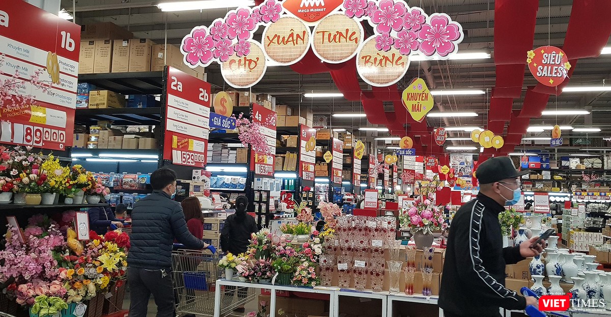 Chùm ảnh siêu thị ngày 28 Tết nhộn nhịp như chưa có dịch Covid-19, vài em bé không đeo khẩu trang ảnh 4