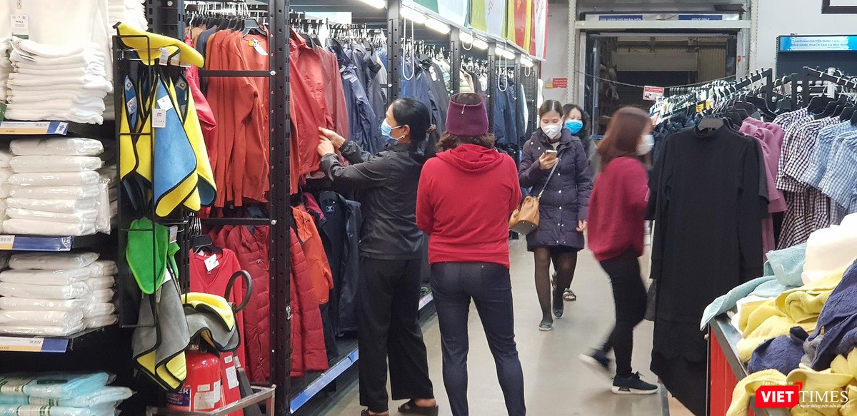Chùm ảnh siêu thị ngày 28 Tết nhộn nhịp như chưa có dịch Covid-19, vài em bé không đeo khẩu trang ảnh 17