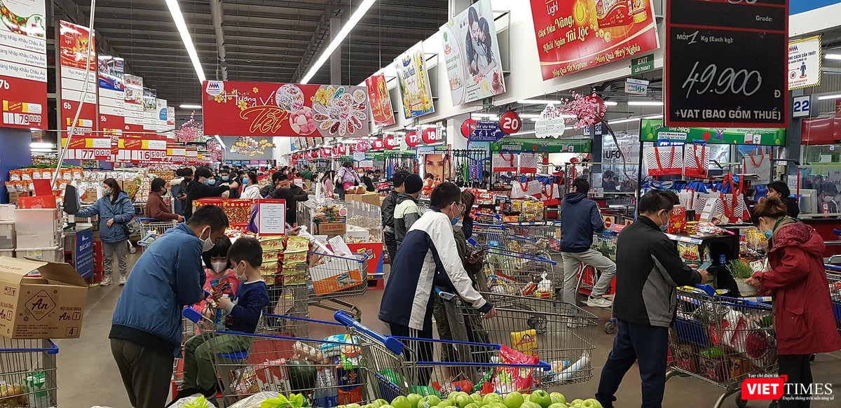 Chùm ảnh siêu thị ngày 28 Tết nhộn nhịp như chưa có dịch Covid-19, vài em bé không đeo khẩu trang ảnh 19