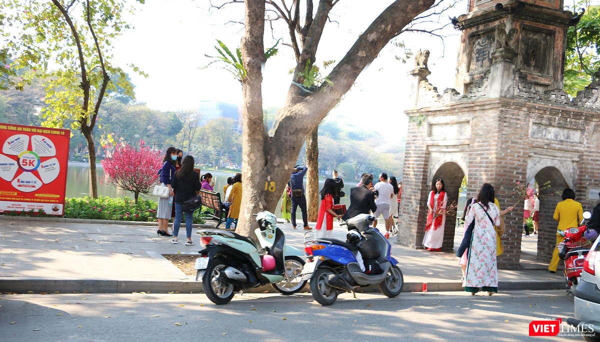 Hà Nội chiều 30 Tết: phố phường nhộn nhịp người chụp ảnh, mua sắm ảnh 11