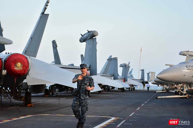 Chiêm ngưỡng tàu sân bay Mỹ USS Carl Vinson đang neo đậu ở Cảng Tiên Sa - ảnh 19