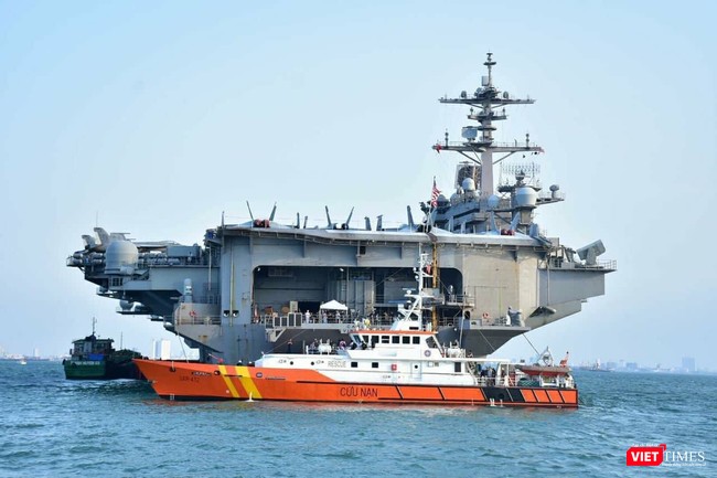 Chiêm ngưỡng tàu sân bay Mỹ USS Carl Vinson đang neo đậu ở Cảng Tiên Sa - ảnh 14