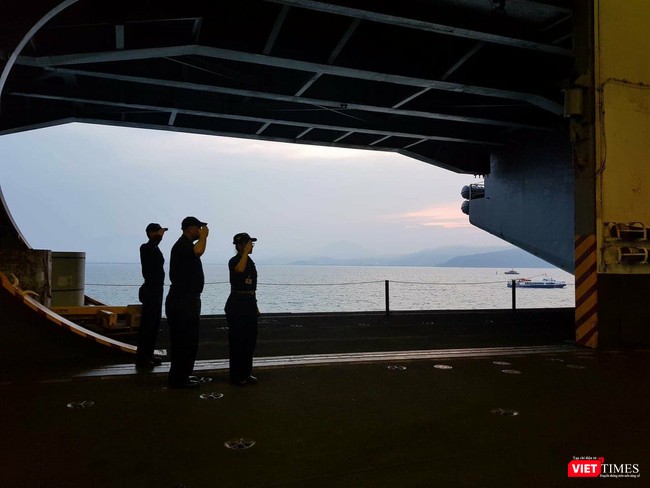 Chiêm ngưỡng tàu sân bay Mỹ USS Carl Vinson đang neo đậu ở Cảng Tiên Sa - ảnh 20