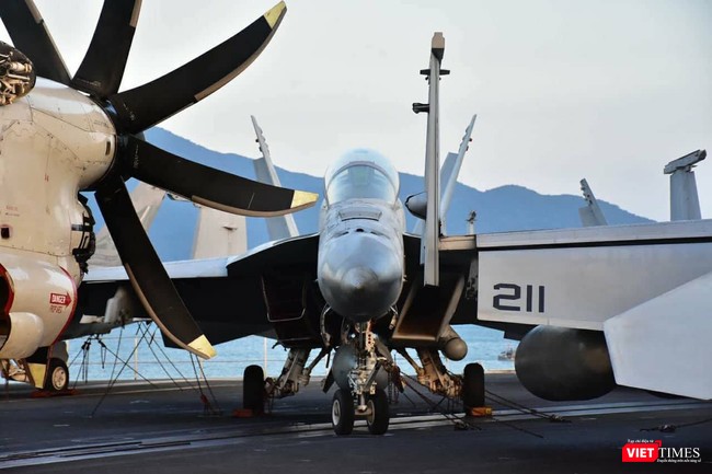 Chiêm ngưỡng tàu sân bay Mỹ USS Carl Vinson đang neo đậu ở Cảng Tiên Sa - ảnh 23