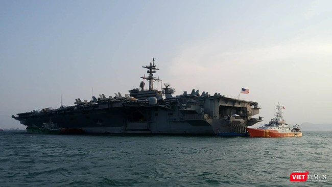 Chiêm ngưỡng tàu sân bay Mỹ USS Carl Vinson đang neo đậu ở Cảng Tiên Sa - ảnh 12